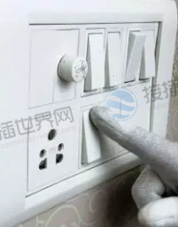关闭插座按钮并佩戴安全装备
