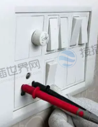 将探针插入插座