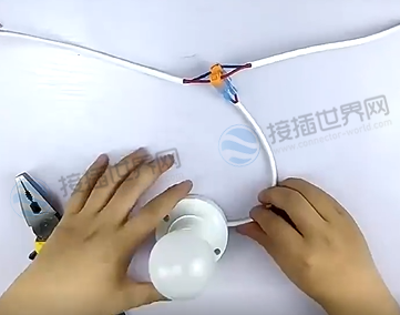 筒灯接线端子如何拔出来