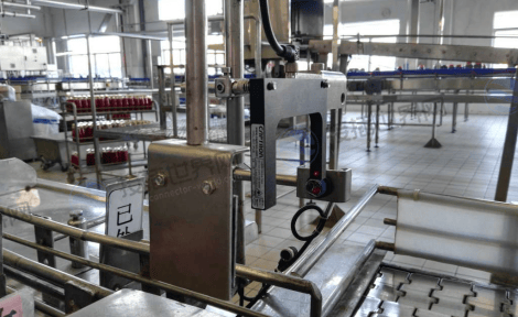 自动化产线上的光电传感器