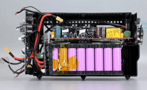 小型电池包的电源连接接口