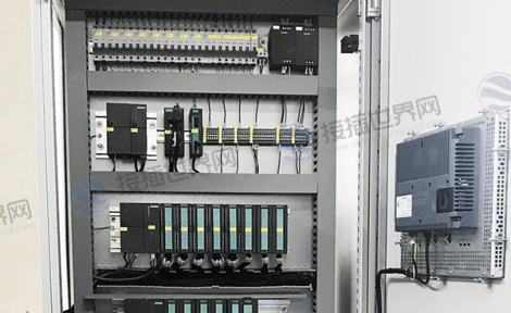 控制柜内部