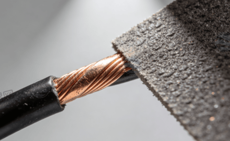 打磨裸露的铜丝表面